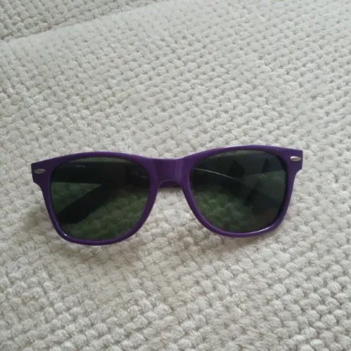 Óculos de sol roxo