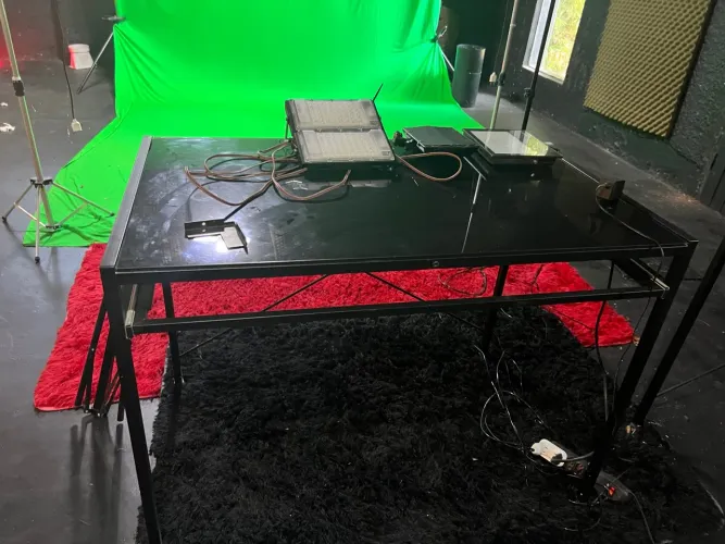 Mesa de vidro dupla com pes de metal preta