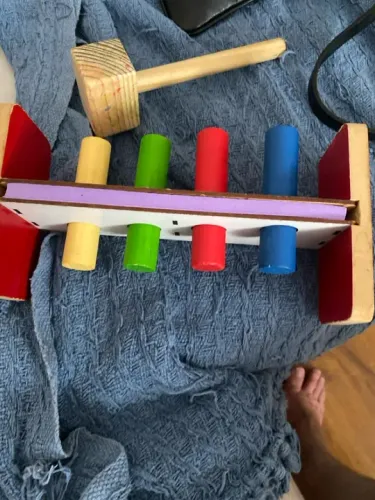Jogo de Martelar Colorido para Bebês - Divertido e Educativo!
