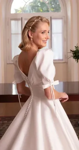 Vestido noiva rodado, off-white, decote princesa com mangas bufantes acompanhada por lacin