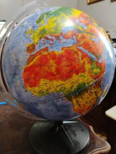 Globo terrestre em ótimo estado 
