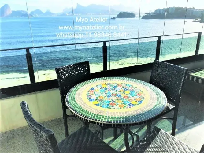 Mesa com cadeira, moveis, sacada, varanda