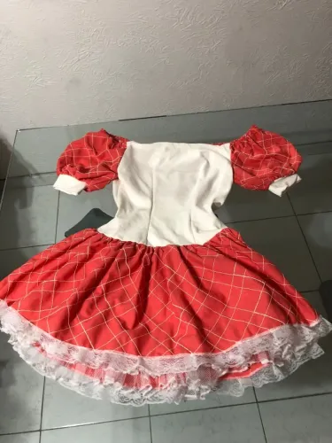 VESTIDO JUNINO BRANCO E CORAL. TAM M (ADULTO)