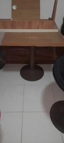 Mesa quadrada em madeira marrom com base de metal