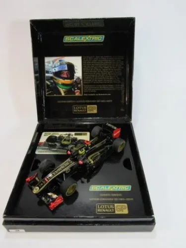 CARRINHO DE AUTORAMA - SCALEXTRIC 1/32 LOTUS RENAULT GP R31 - 2011 do Piloto BRUNO SENNA. 