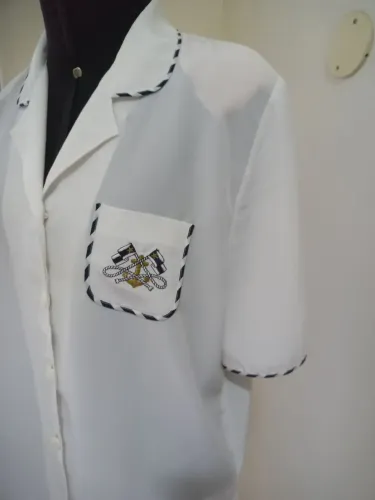 Camisa branca com detalhes náuticos - Elegância e estilo