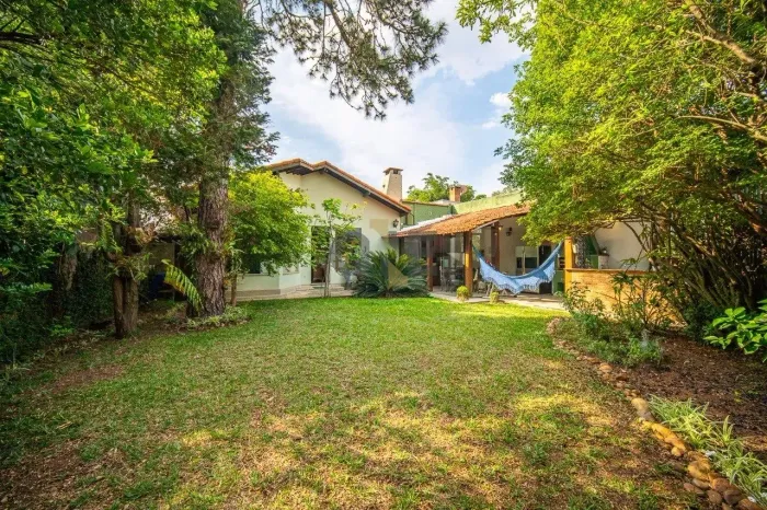 Com 2 Suítes + 1 e Salas Envidraçadas para Jardim Interno com Pomar `a venda no Butantã -