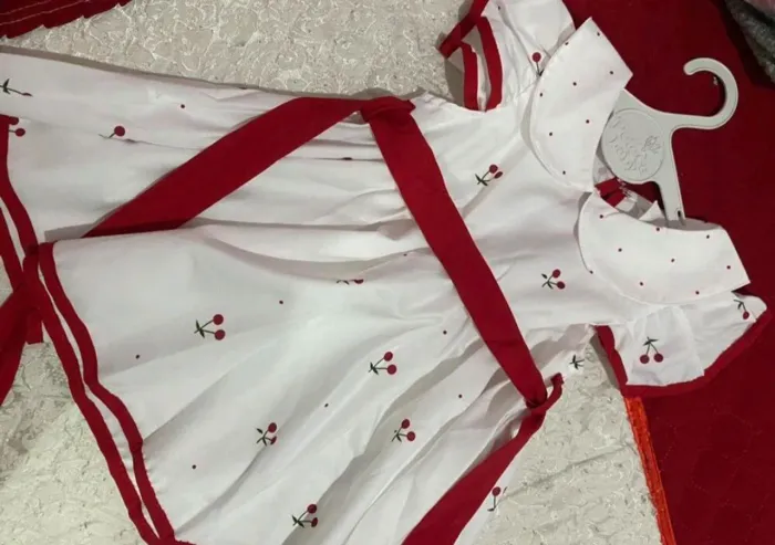 Vestido Infantil Branco com Detalhes em Cereja 9 a 12 meses