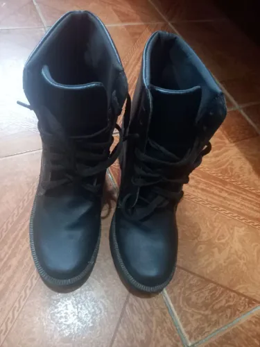 Bota preta de cano curto