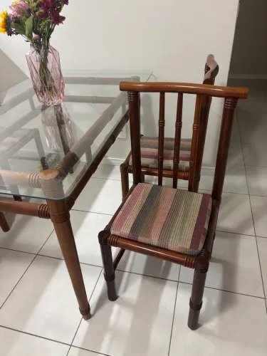 Mesa de vidro com pés de madeira maciça + 4 cadeiras