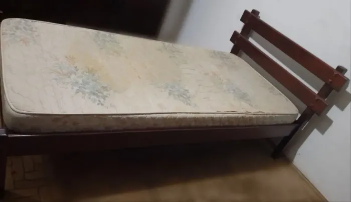 Cama viuva de madeira maciça 2,10 x1,25 com colchão