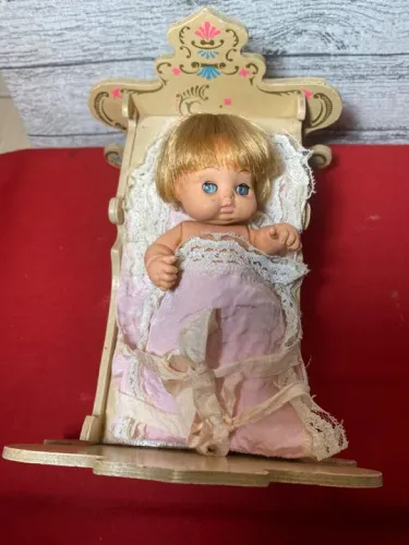 Berço de madeira da Estrela (com a caixa de música funcionando) e o bebê