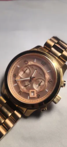 relógio Michael Kors na imagem é o MK8086