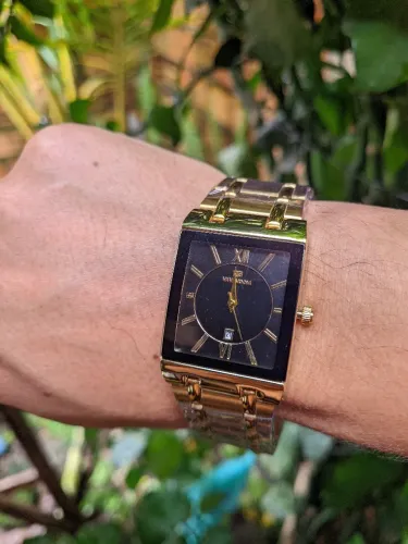 Relógio dourado a prova d'água 