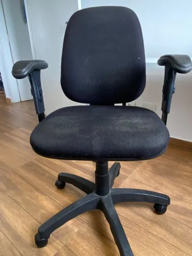 Cadeira giratória e regulável 