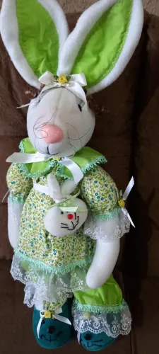 Coelhinha de Pelúcia Decorativa 90,00 pra retirar aqui