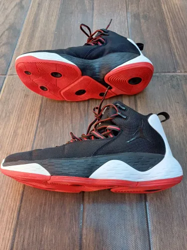 Tênis Jordan - Preto e Vermelho