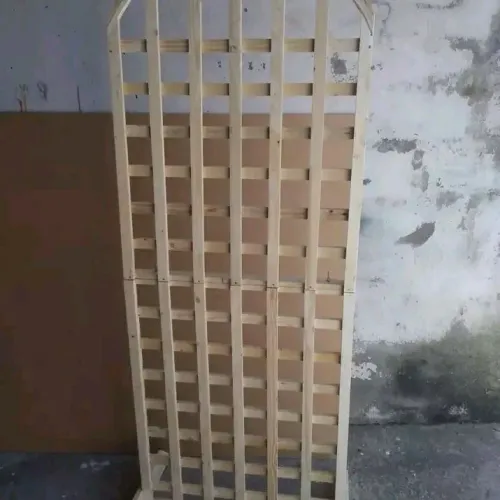 Treliça de jardim ou decoração de festa, mesas ripados