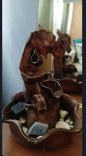 Vendo fonte, mesinha de centro e vaso de vidro c/ flores decorativas. decorativ