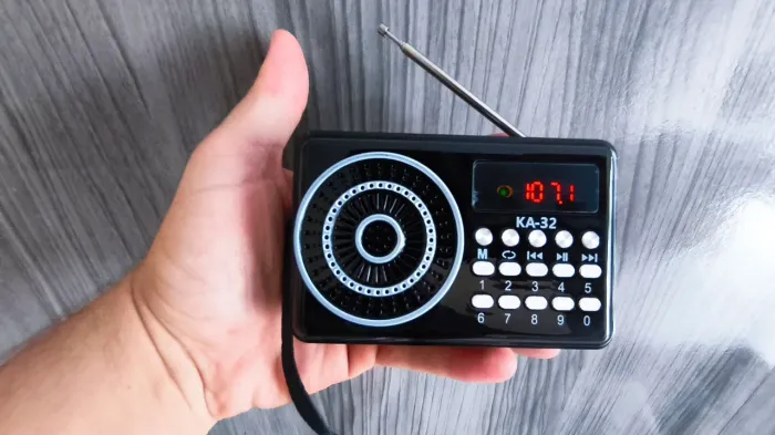 Rádio Portátil KA-32 com Design Retrô