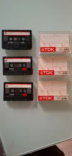 Três fitas K7 TDK