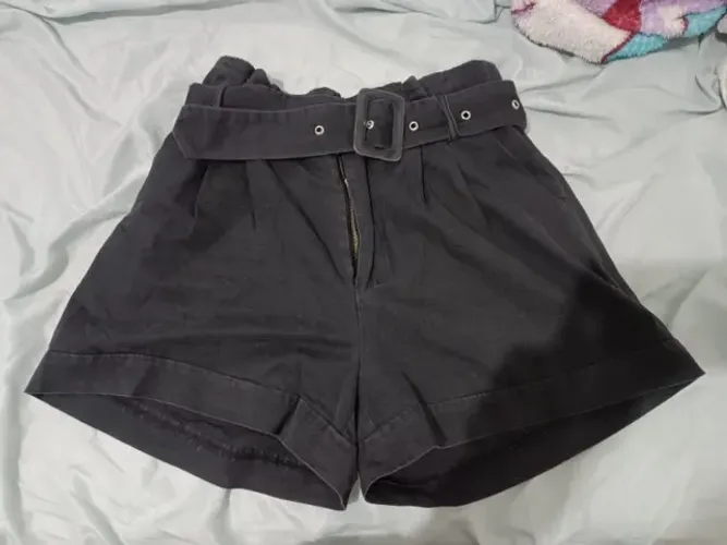 Short cinza com cinto 