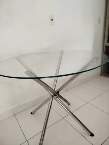 Mesa de vidro com base cromada 