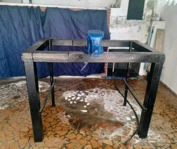 Bancada para oficina com morsa adaptada