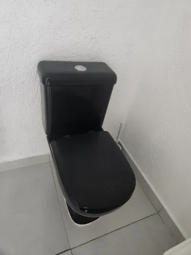 Vaso sanitario acoplado com tampa preta 
