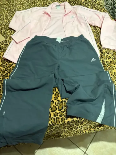 Conjunto Adidas: Calça e Jaqueta Esportiva