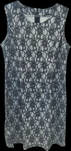 Vestido Preto de Renda com fundo cinza