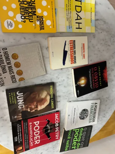 Livros diversos: finanças, desenvolvimento pessoal e psicologia