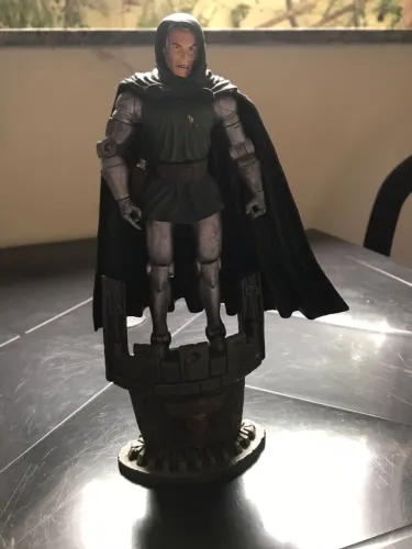 X-MEN: Doctor Fatalis - Boneco Dr. Doom Figure