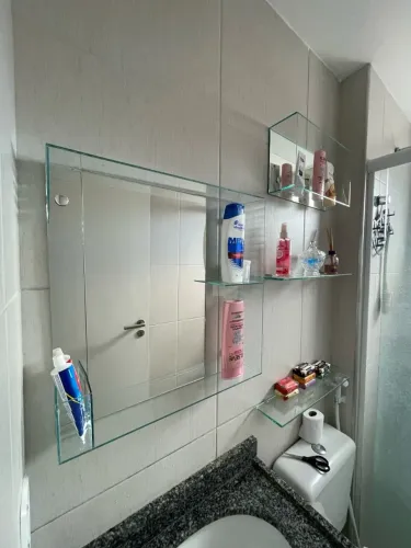 Kit Espelho e Prateleiras de Vidro para Banheiro
