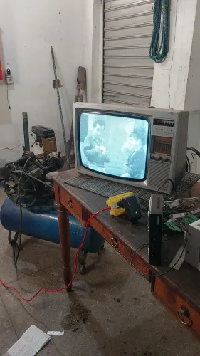 Tv antiga com entrada para convensor digital