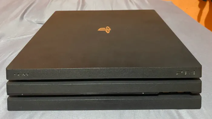 playstation 4 pro 1T + 2 controles og + gran turismo 7
