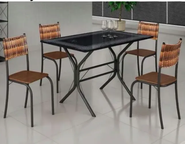Conjunto de mesa com 4 lugares 