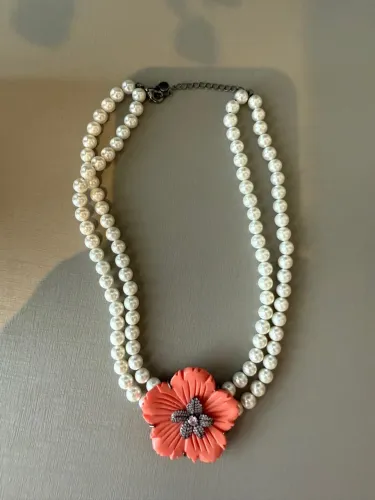 Colar de pérolas com flor coral