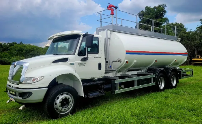 Caminhão Pipa Internacional 4400 ano 2015, 6x4, com Tanque Librelato de 22.500