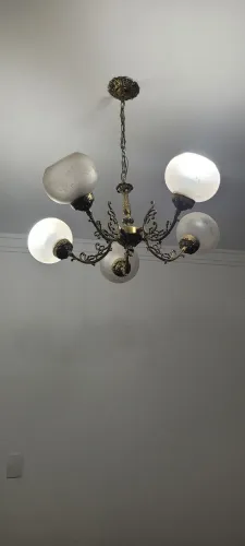 Lustre com cúpulas de vidro