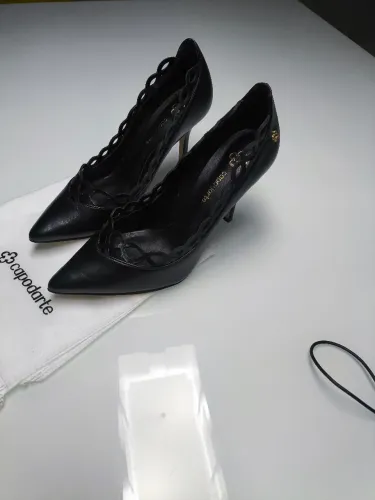 Vendo scarpin com recortes n° 37 com salto fino de 10cm, cor preta. Marca Copadarte