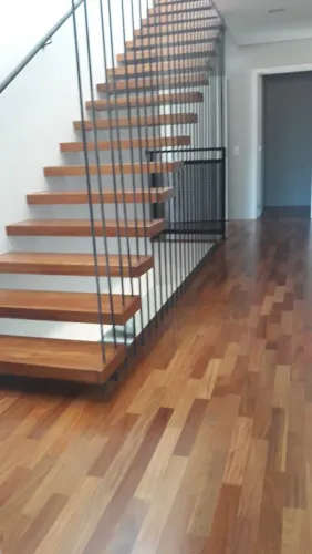 Raspador de piso de madeira