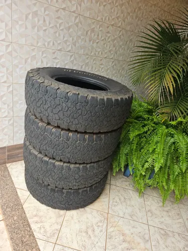 Pneu usado Hillux 265/75/R16 (Aro16)