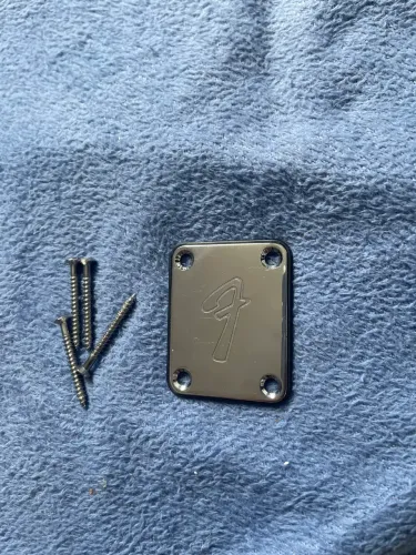 Neck plate febder strato