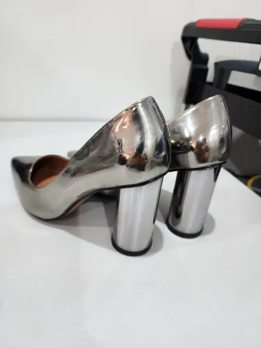 Sapato salto cilindrico Santa Lolla Tam. 35 verniz cor prata envelhecida