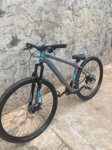 Vendo bike menos de 1 ano de uso.