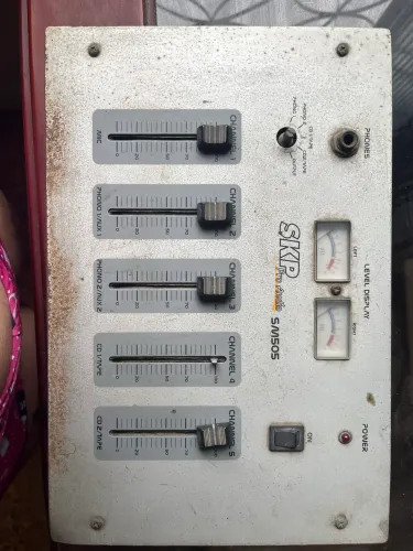 Mesa de Mixagem SKP Pro Audio S/0505 - 5 Canais