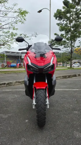 Honda ADV 150 vermelha