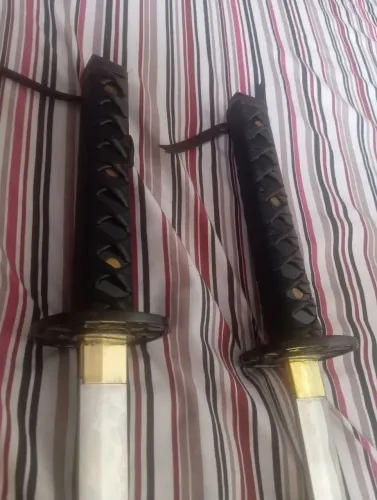2 katanas decorativas sem fio de corte com bainha