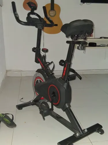 Bicicleta ergometrica SP50PTVM preto e vermelho